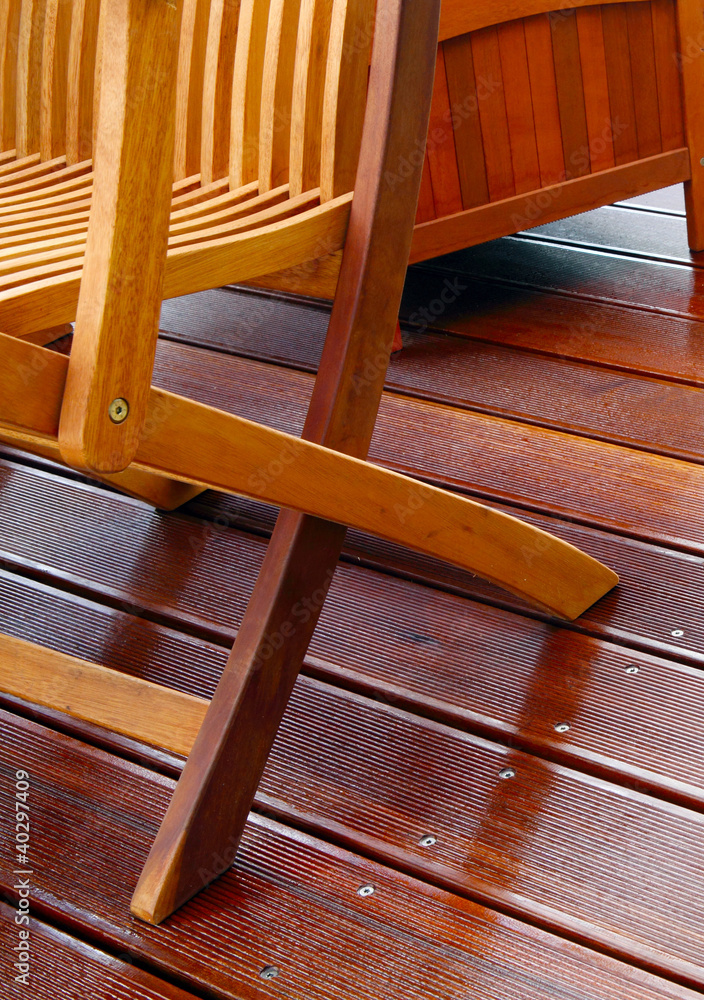 Obraz premium Holzmöbel auf geölter Bangkirai Terrasse