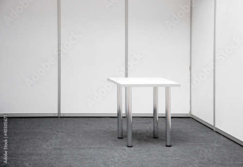 Fotografie Exhibition stand with table