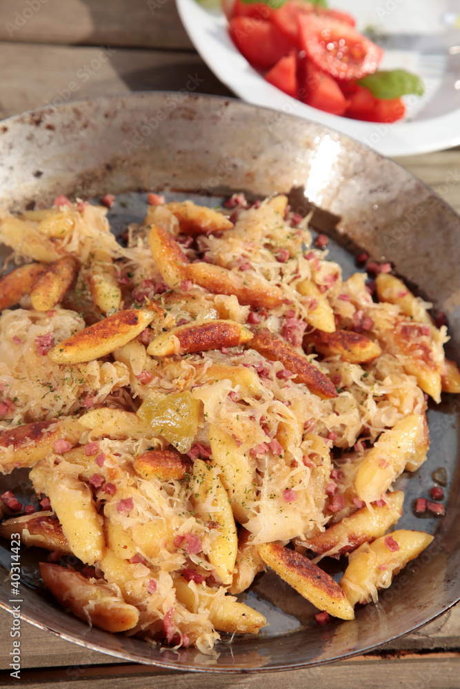 Schupfnudeln mit Kraut und Speck in der Pfanne Schupfnudeln mit Kraut und Speck in der Pfanne