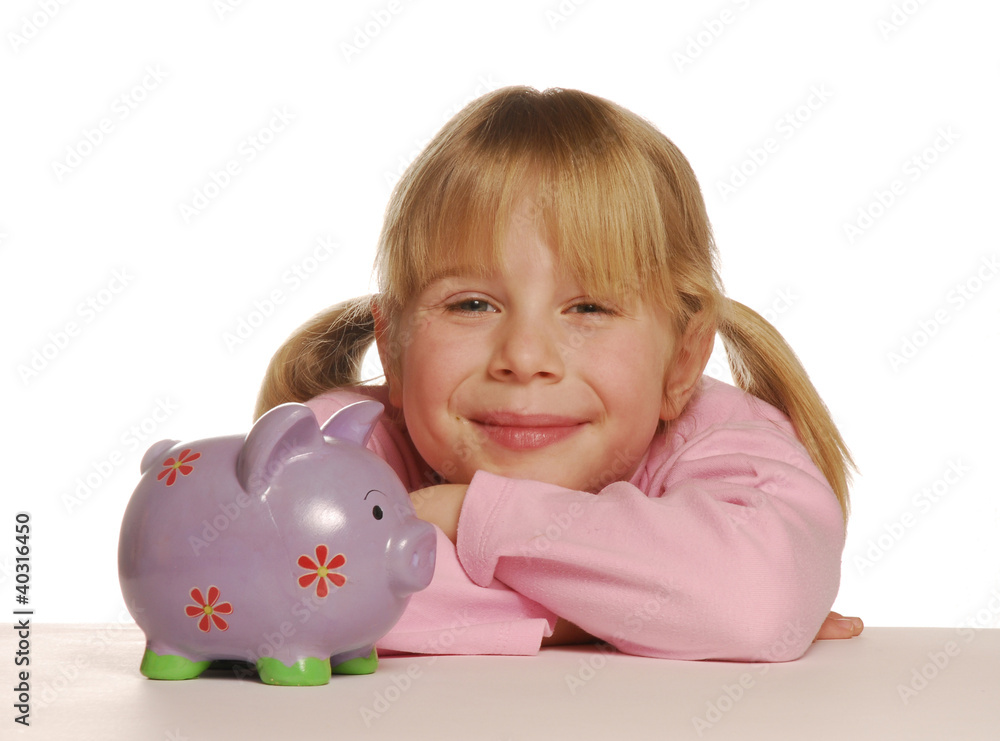 Pequeña niña sosteniendo un cerdito de ahorros. Pequeña niña sosteniendo un cerdito de ahorros.