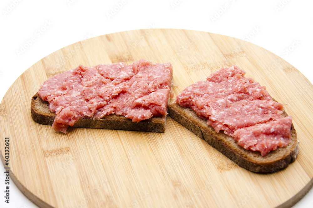 Mettwurstbrot auf Holzteller Mettwurstbrot auf Holzteller