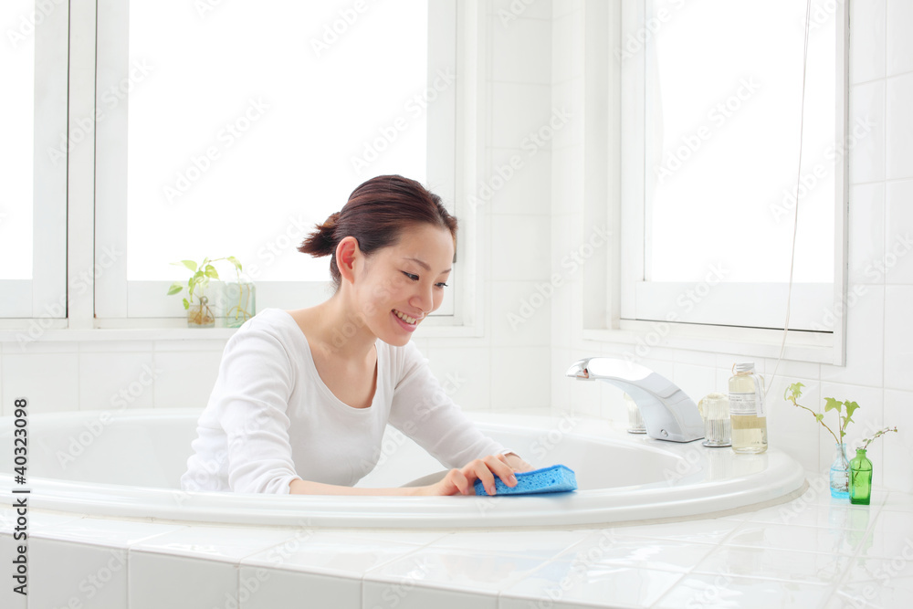 お風呂掃除をする女の子 Stock Photo Adobe Stock