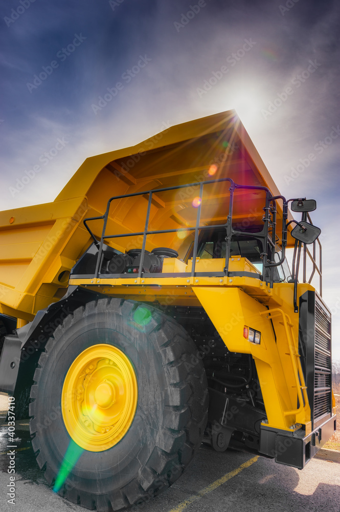 Obraz premium Vertical large haul truck