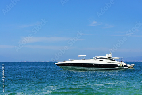 Luxury Boat © kbuntu