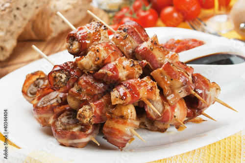 Foto Bacon, chicken and mushroom kebab skewer