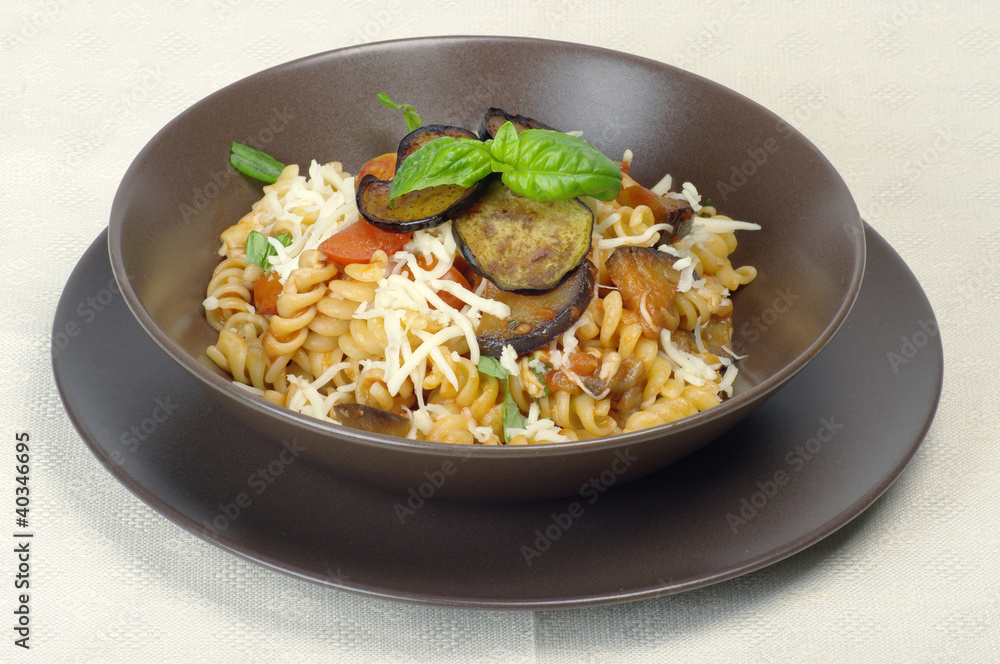 piatto di fusilli alla Norma su tovaglia di lino piatto di fusilli alla Norma su tovaglia di lino