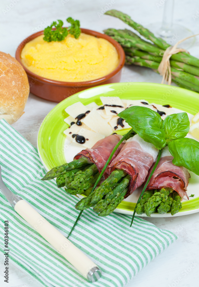 Asparagus with speck