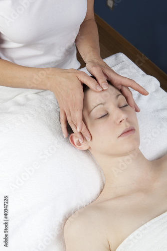 stimulating massage of the face