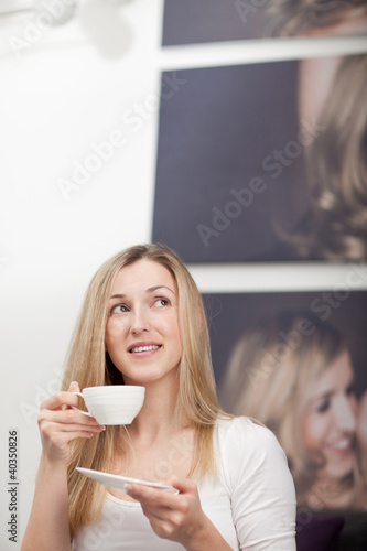 Frau trinkt Kaffe zuhause photo