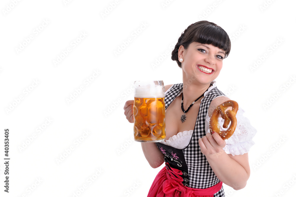 Junge Frau im Dirndl mit Bierkrug und Brezel Junge Frau im Dirndl mit Bierkrug und Brezel