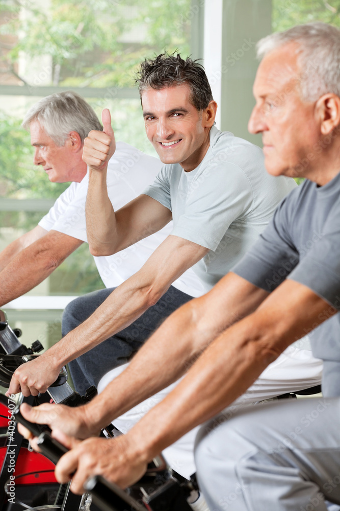 Senior im Fitnesskurs hält Daumen hoch Senior im Fitnesskurs hält Daumen hoch
