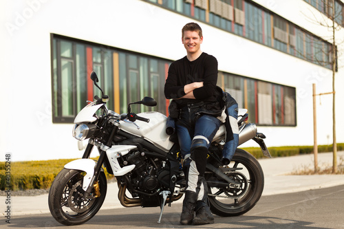 junger mann mit motorrad photo