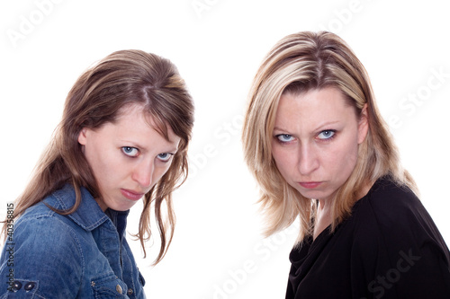 Zwei wütende junge Frauen