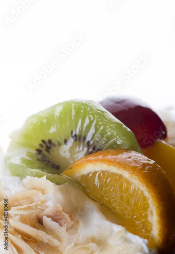 Kremowe ciasto z owocami