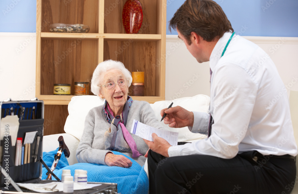 Obraz premium UK GP visiting senior woman at home