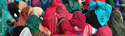 Donne orientali con copricapo indiano