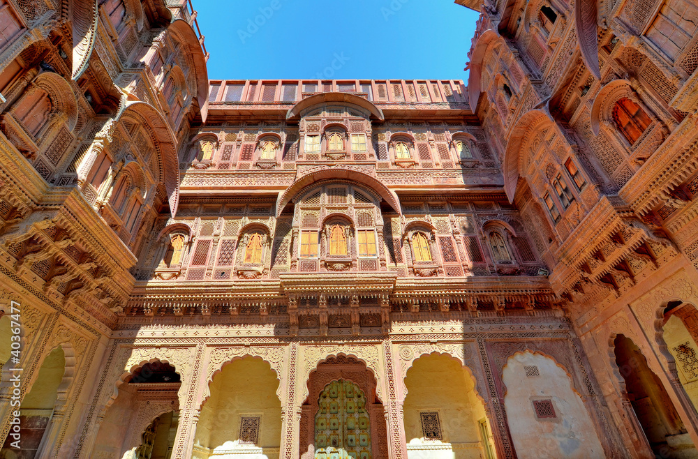 Palast von Udaipur, Innenhof, Fassaden aus Sandstein