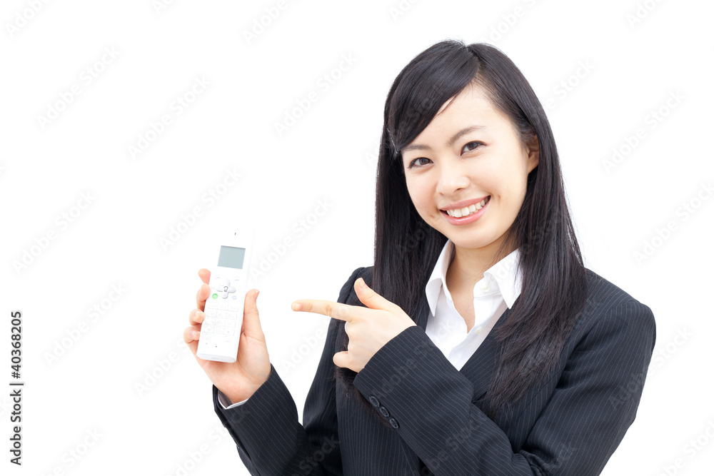 電話を指差す女性