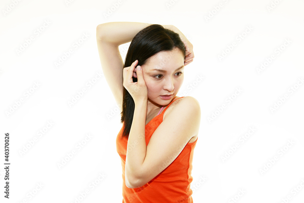 ポーズをとる女性 ポーズをとる女性