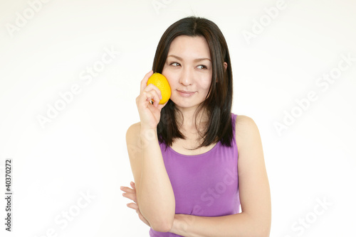 レモンを持っている笑顔の女性