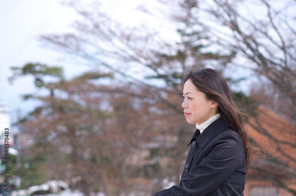 黒いコートを着た女性