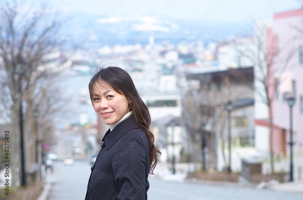 黒いコートを着た女性