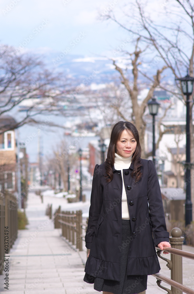 階段を歩く女性