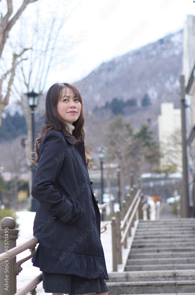 フェンスに寄りかかる女性 Stock Photo Adobe Stock フェンスに寄りかかる女性 Stock Photo Adobe Stock