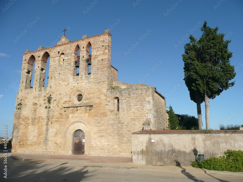 Spanien, Kirche mit Zypresse