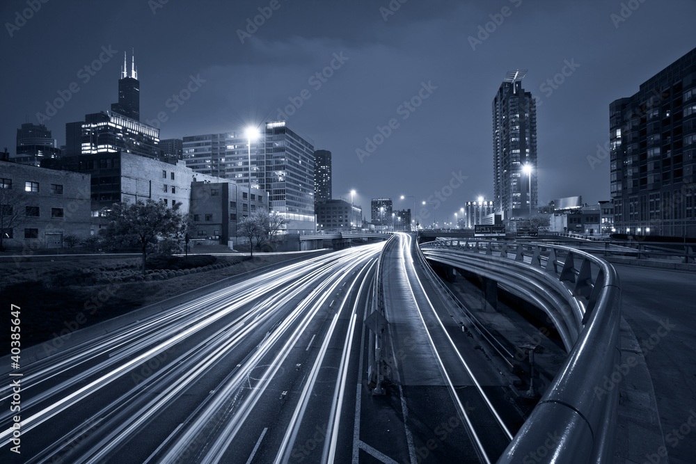 Fototapeta premium Nocny ruch na autostradzie.