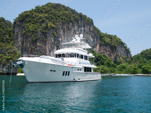 Luxury yacht at tropical island © Thor Jorgen Udvang