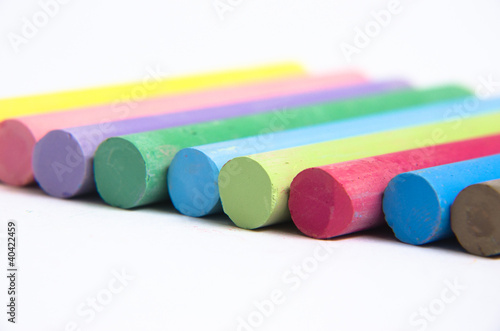 Primo piano gessetti colorati allineati in serie photo