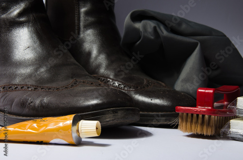 kit lucida scarpe con spazzola crema e panno grigio photo