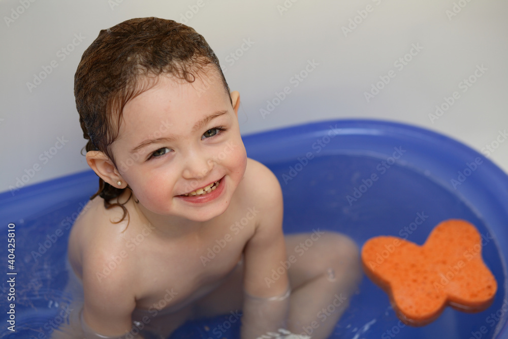 Niña pequeña en la bañera Stock Photo | Adobe Stock