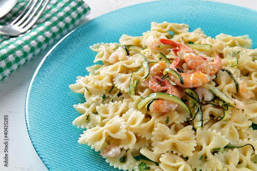 pasta farfalle gamberetti e zucchine photo