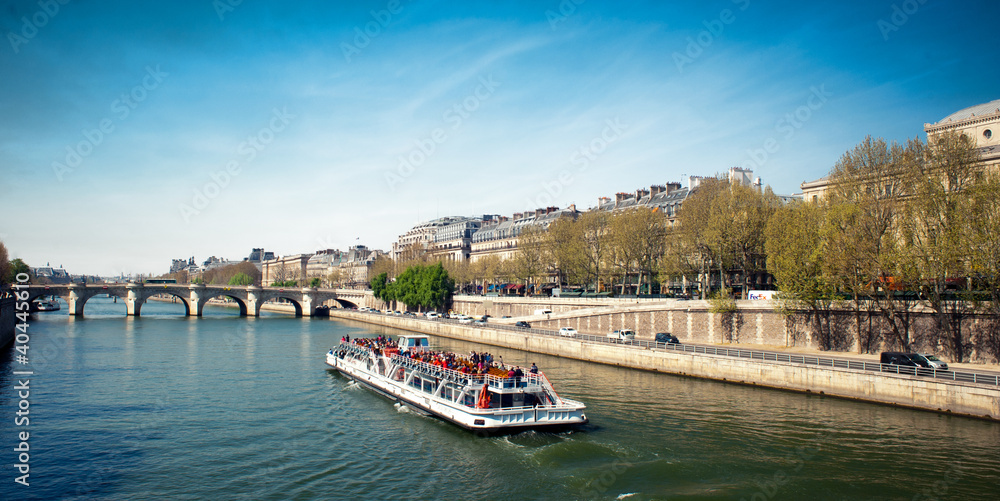 Naklejka premium Quais de Seine - Paris - France