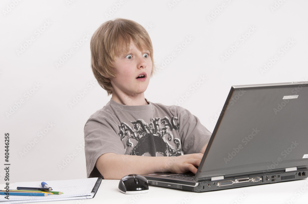 Junge lernend am Computer Junge lernend am Computer