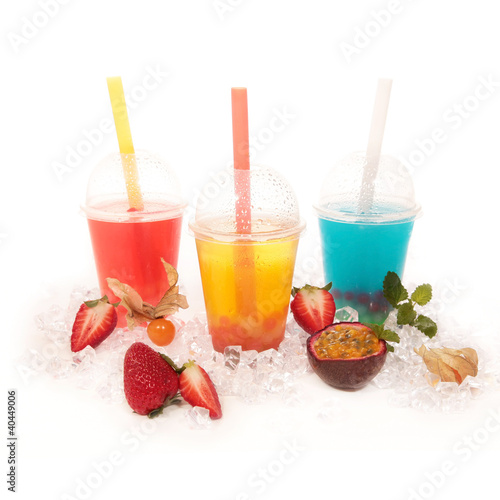 Bubble Tea fruchtig bunt  mit Früchten und Eis