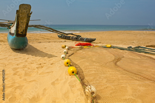 ein Fischerboot mit Netzen am Strand von Sri Lanka