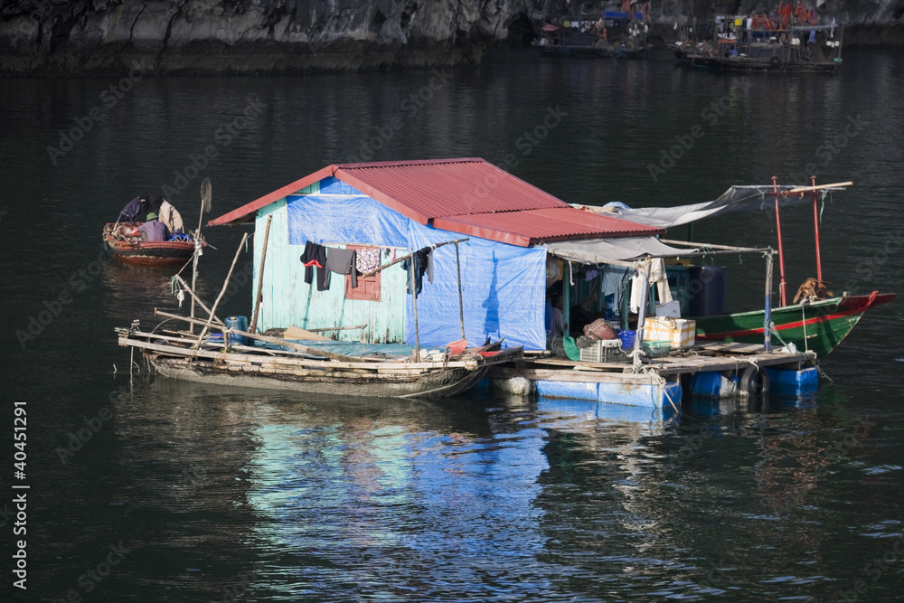 capanna galleggiante nella baia di halong, vietnam