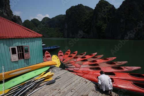 canoe nella baia di halong photo