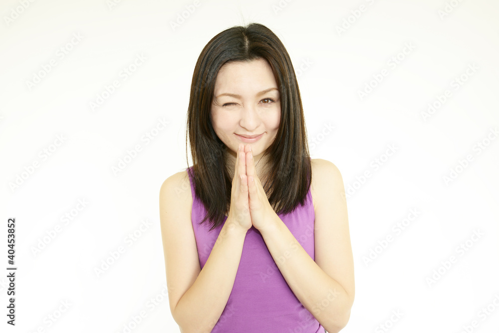 手を合わせる笑顔の女性 手を合わせる笑顔の女性