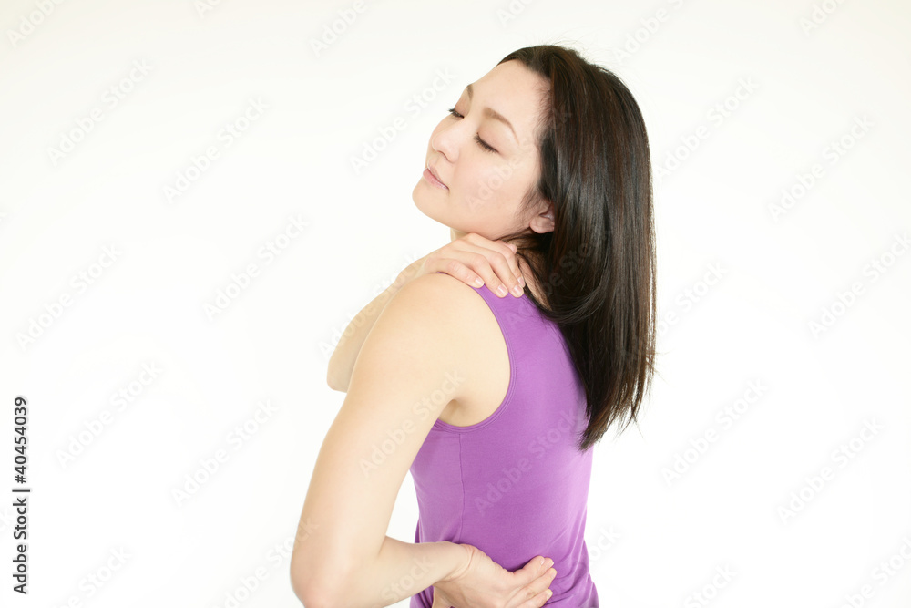 肩こりに悩む女性 肩こりに悩む女性