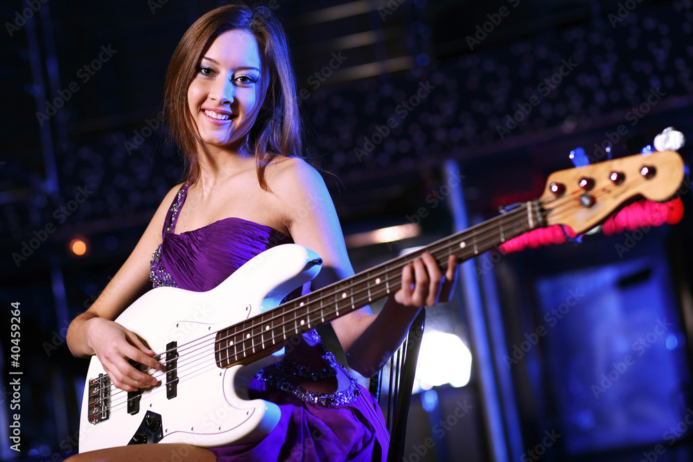 Obraz premium Young guitar player performing in night club