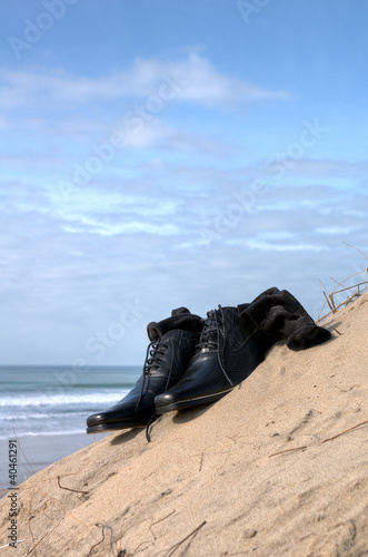 Soulier vernis posés sur le sable à l'océan