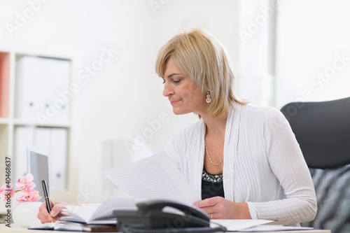 Senior business woman at work © Alliance