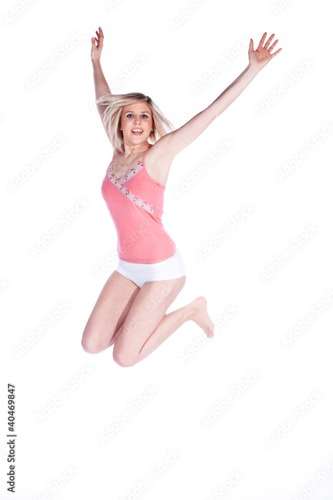Frau sportlich springt hoch Porträt