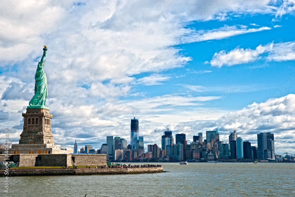 Naklejka premium Statua Wolności i Manhattan Skyline, Nowy Jork. USA.