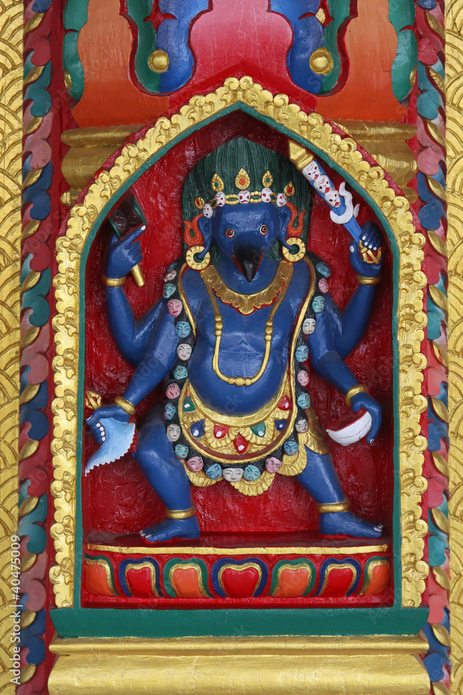 Obraz premium Statue dans un temple de Lumbini