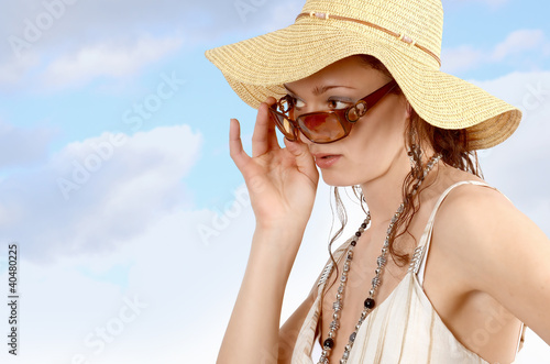 Frau mit Sonnenhut